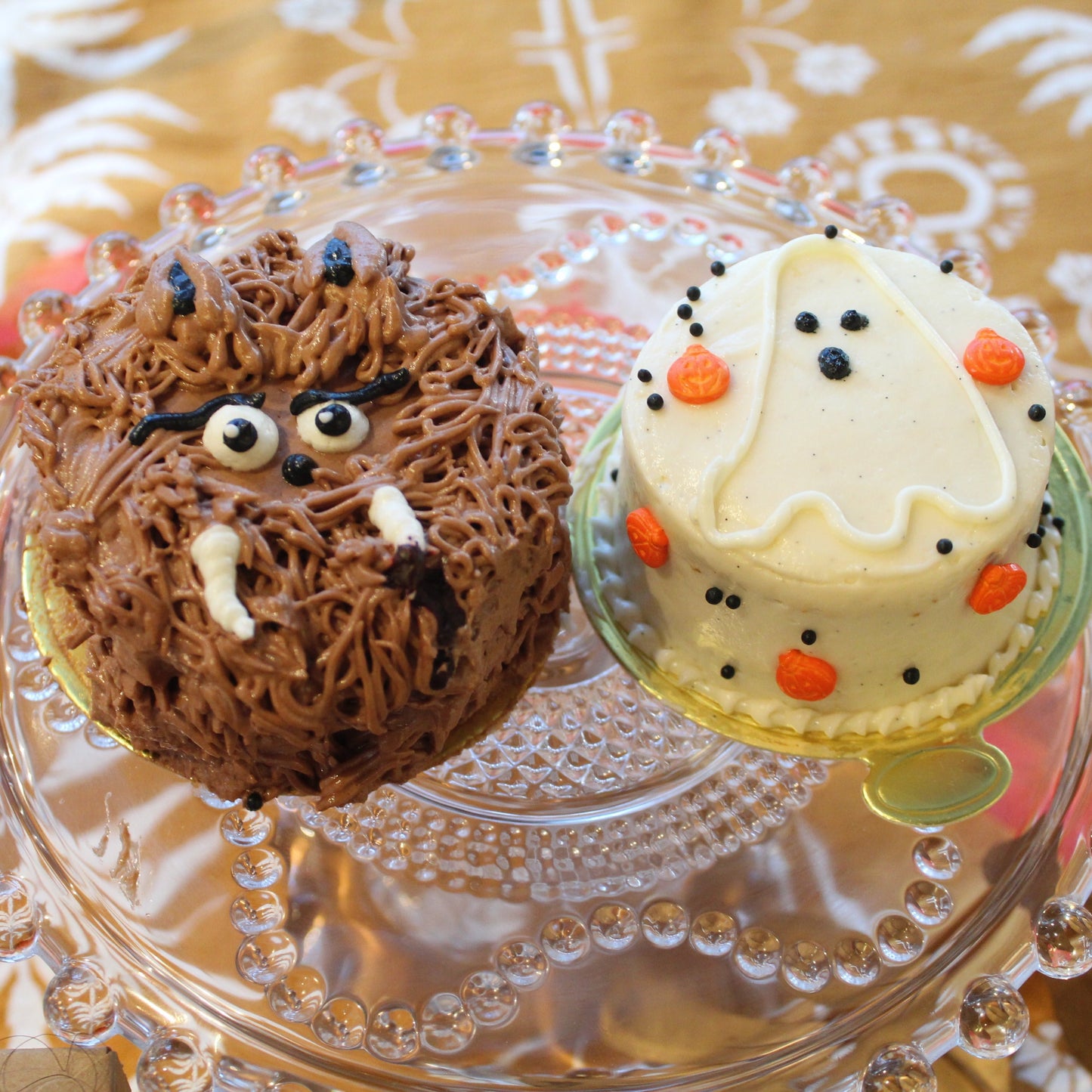 ghost and werewolf mini cakes