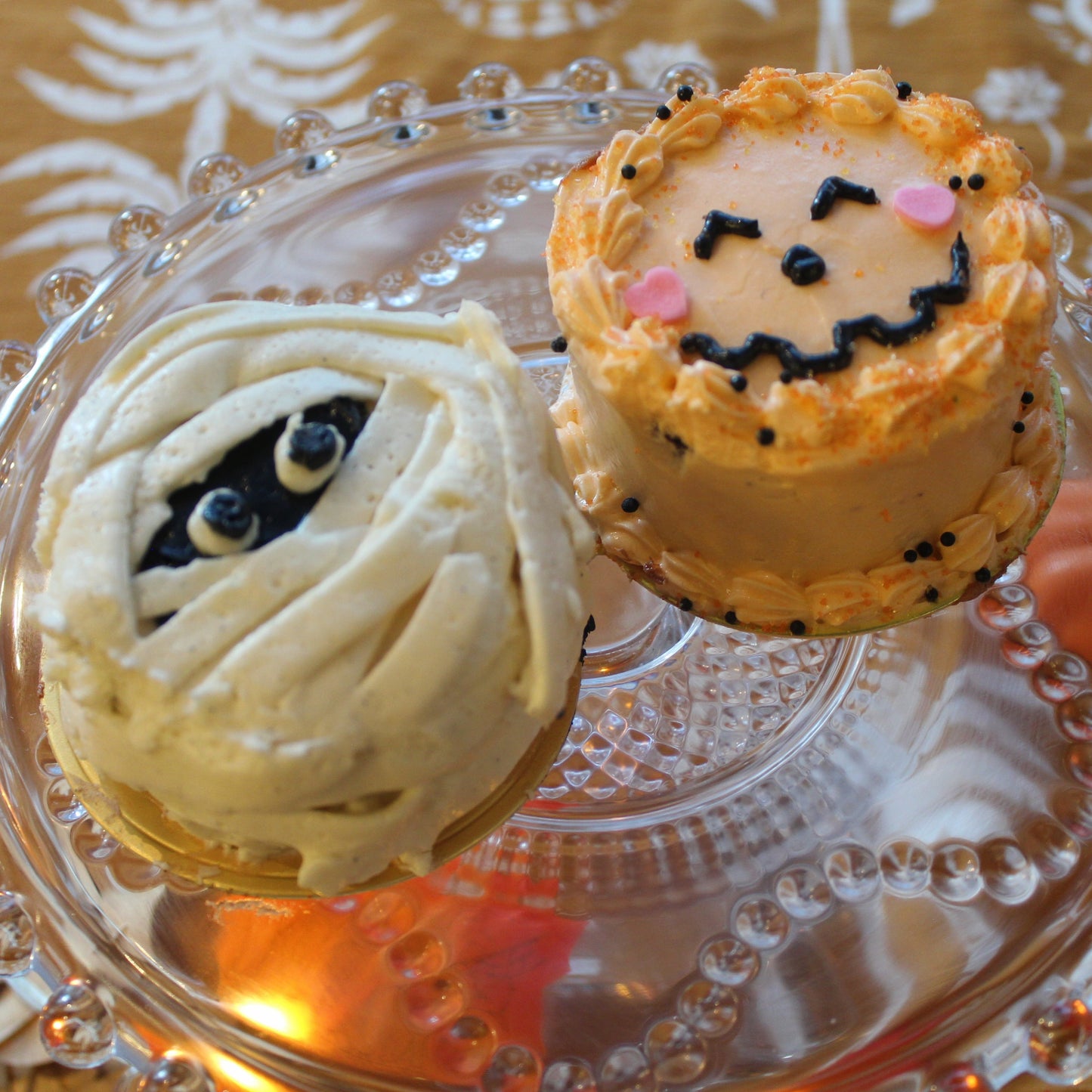 jack-o-lantern and mummy decorated mini cakes
