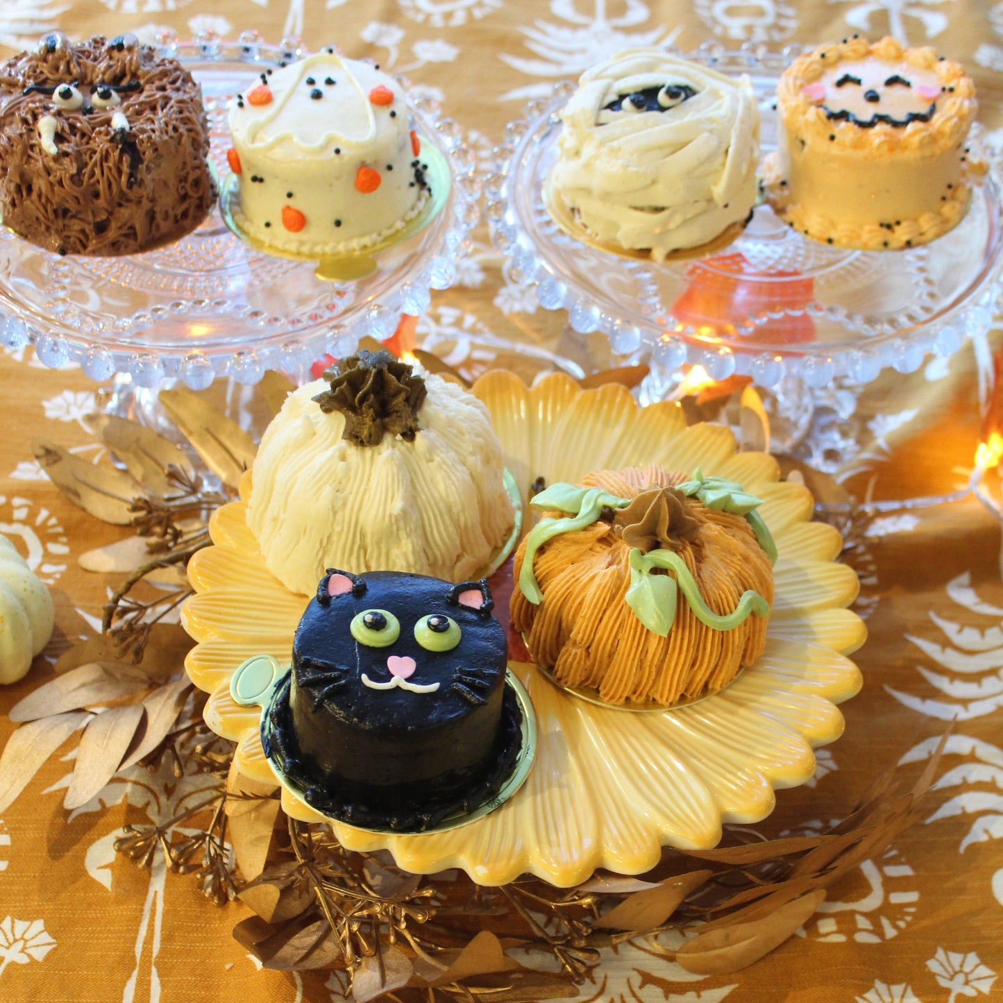white pumpkin, orange pumpkin, black cat, jack-o-lantern and mummy, ghost and werewolf mini cakes
